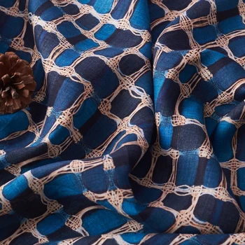 Высококачественная ткань из чистого льна, весенне-летняя тонкая черно-синяя ткань с сетчатым принтом, высококачественные платья, материал для одежды