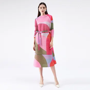 Женское плиссированное платье 2023 Года Хитового геометрического цвета С поясом-лентами, Длинное Милое Повседневное, Новая осенняя мода Tide AM401