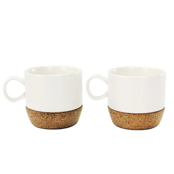 Используемая в домашних условиях простая белая чашка из тонкого фарфора с изготовленной на заказ печатью на деревянной основе