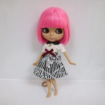 Кукла с розовыми волосами и загорелой кожей