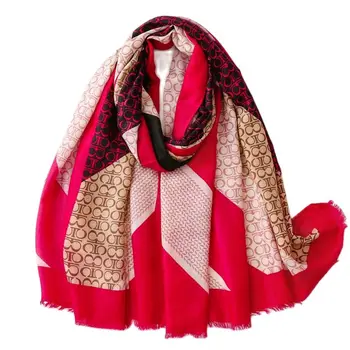 Модный шарф из хлопка и льна с неопрятной меховой опушкой, украшением в виде буквы 