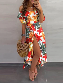 С открытыми плечами, украшенное тропическим принтом и гребешком, платье с высоким разрезом
